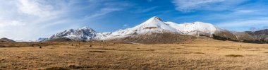 Gran Sasso ve Monti della Laga Ulusal Parkı 'ndaki muhteşem panoramik kış manzarası. Abruzzo, orta İtalya.