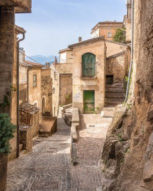 İtalya 'nın Molise, Isernia eyaletindeki güzel Pesche köyünün tarihi merkezi..