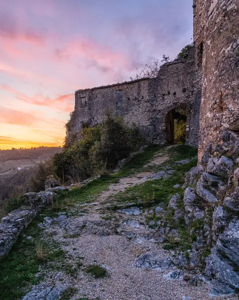 Widok Malowniczego Zachodu Słońca Ruiny Wioski Rocchettine Prowincji Rieti Lazio — Zdjęcie stockowe
