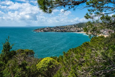 İtalya, Lazio, Latina ilinin Gaeta kasabası yakınlarındaki güzel Akdeniz manzarası