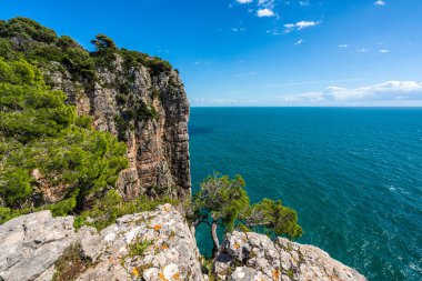 İtalya, Lazio, Latina ilinin Gaeta kasabası yakınlarındaki güzel Akdeniz manzarası