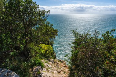 İtalya, Lazio, Latina ilinin Gaeta kasabası yakınlarındaki güzel Akdeniz manzarası