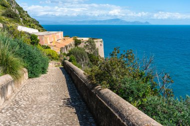 İtalya, Lazio, Latina ilinin Gaeta kasabası yakınlarındaki güzel Akdeniz manzarası