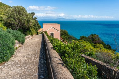 İtalya, Lazio, Latina ilinin Gaeta kasabası yakınlarındaki güzel Akdeniz manzarası