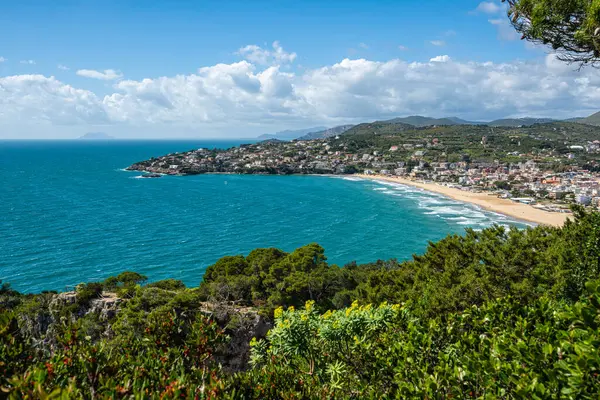 Wunderschöne Mediterrane Landschaft Mit Serapo Strand Gaeta Latium Italien lizenzfreie Stockfotos