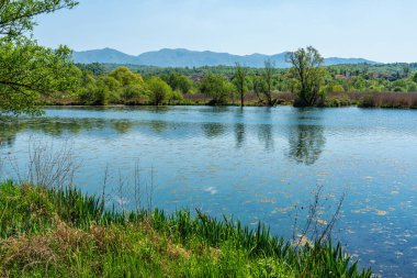 Posta Fibreno Gölü Doğal Rezervi 'nin Idyllic manzarası. Frosinone, Lazio, İtalya 'da.