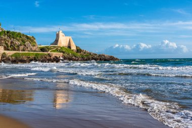 İtalya 'nın Lazio bölgesinin Sperlonga köyünde güzel bir öğleden sonra manzarası var..