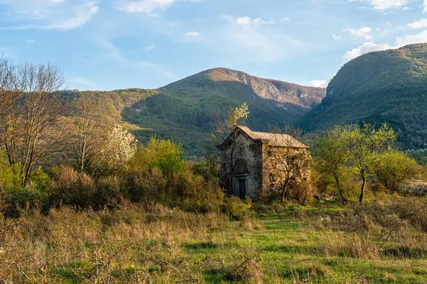 İtalya 'nın Abruzzo bölgesinde L' Aquila ili Barrea köyünde manzara.