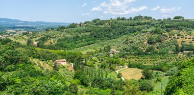 İtalya 'nın Toskana, Siena ilindeki güzel Toskana şehri Chiusi' de manzara..