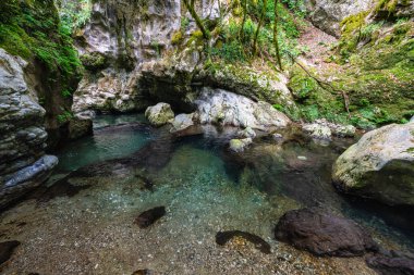 Morigerati yakınlarındaki Grotte del Bussento WWF Oasis 'in muhteşem manzarası. Cilento, Campania, İtalya.