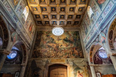 İtalya 'nın Rieti ilindeki muhteşem Farfa Manastırı' nın iç mekan manzarası. Haziran 13-2024