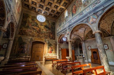 İtalya 'nın Rieti ilindeki muhteşem Farfa Manastırı' nın iç mekan manzarası. Haziran 13-2024