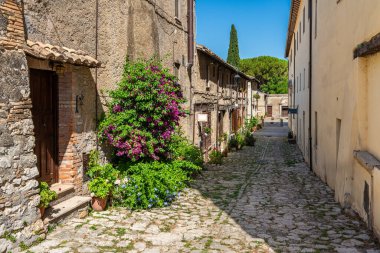 İtalya 'nın Rieti ilindeki pitoresk Farfa köyü..