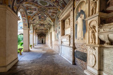 İtalya, Roma 'daki Santa Maria Sopra Minerva Kilisesi' ndeki muhteşem manastır. Eylül-12-2024