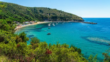 Cilento bölgesindeki Palinuro 'da muhteşem bir yaz deniz manzarası. Salerno ili, Campania, İtalya.