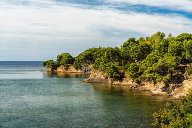 Cilento bölgesindeki Castellabate yakınlarındaki Punta Licosa 'da güzel bir Akdeniz manzarası. Salerno ili, Campania, İtalya.