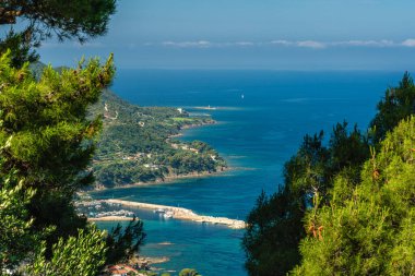 Cilento bölgesindeki Castellabate yakınlarındaki Punta Licosa 'da güzel bir Akdeniz manzarası. Salerno ili, Campania, İtalya.