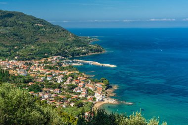 Cilento bölgesindeki Castellabate yakınlarındaki Punta Licosa 'da güzel bir Akdeniz manzarası. Salerno ili, Campania, İtalya.