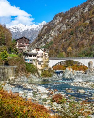 Güzel Piode köyü, sonbahar mevsiminde, Valsesia 'da (Sesia Valley). Vercelli ili, Piedmont, İtalya.
