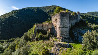 Rocchettine harabeleri ve güzel Rocchette köyü, Sabina, Torri yakınlarında, Rieti, Lazio, İtalya.