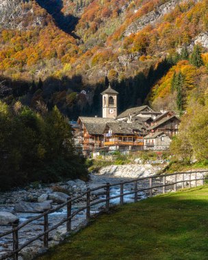 Sonbahar mevsiminde, Valsesia 'da (Sesia Valley) güneşin vurduğu güzel bir köy. Vercelli ili, Piedmont, İtalya.