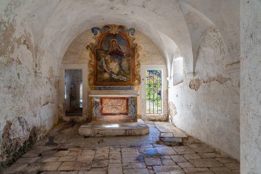 İtalya, Abruzzo 'daki Roccamorice yakınlarındaki Santo Spirito a Majella' nın senaryo keşfi..