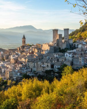 Pacentro geç sonbahar öğleden sonra, l 'Aquila eyaletindeki ortaçağ köyü, Abruzzo, orta Italya.