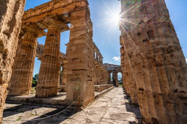 Salerno, Campania, İtalya 'daki Paestum' un görkemli arkeolojik bölgesi..