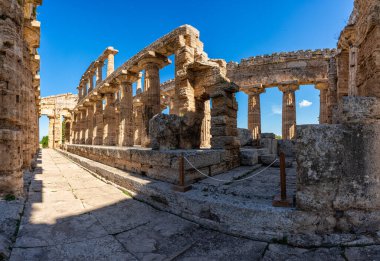 Salerno, Campania, İtalya 'daki Paestum' un görkemli arkeolojik bölgesi..