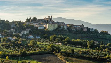 Abruzzo Citeriore 'daki güzel San Valentino köyü. Pescara ili, Abruzzo, İtalya.