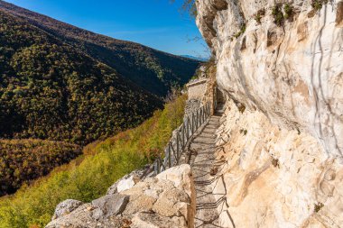 İtalya, Abruzzo 'daki Roccamorice yakınlarındaki Santo Spirito a Majella' nın senaryo keşfi..