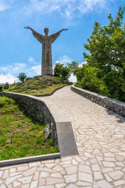 Maratea 'daki ünlü Cristo Redentore Heykeli, denize bakan güzel bir köy, Potenza, Basilicata, İtalya.