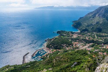 Maratea 'daki San Biagio Dağı' ndan panoramik manzara, denize bakan güzel bir köy, Potenza ili, Basilicata, İtalya.