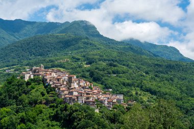 Salerno, Campania, İtalya 'daki Rofrano köyünün panoramik manzarası.
