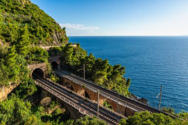 İtalya 'nın Basilicata bölgesinde, Maratea yakınlarındaki panoramik kıyı manzarası.