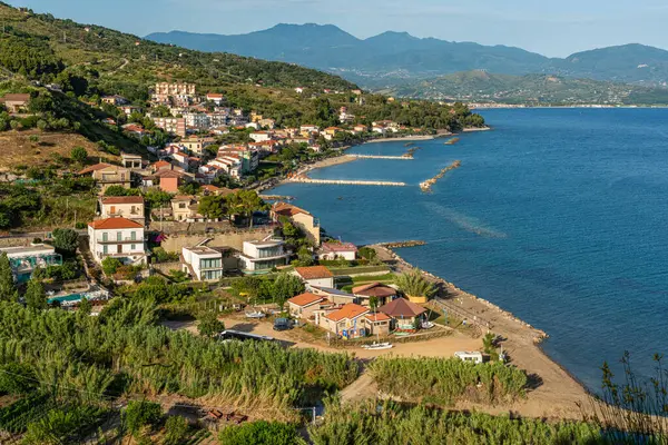 Pioppi ve Cilento kıyı şeridinin panoramik manzarası. Campania, Güney İtalya.
