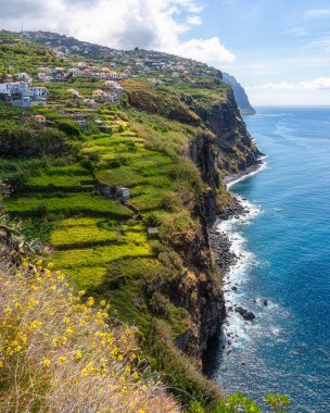 Miradouro de Sao Sebastiao 'dan manzaralı bir yaz sabahı, Madeira Adası, Portekiz.