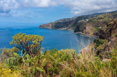 Miradouro de Sao Sebastiao 'dan manzaralı bir yaz sabahı, Madeira Adası, Portekiz.
