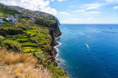 Miradouro de Sao Sebastiao 'dan manzaralı bir yaz sabahı, Madeira Adası, Portekiz.