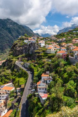 Miradouro de Sao Sebastiao 'dan manzaralı bir yaz sabahı, Madeira Adası, Portekiz.