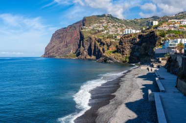 Portekiz 'in Madeira adasındaki Camara de Lobos köyünün manzaralı manzarası.