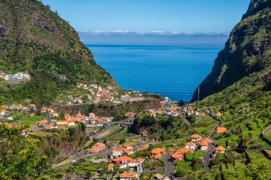 Ünlü Capelinha de Nossa Senhora de Ftima, Sao Vicente, Madeira Adası, Portekiz yakınlarında yaz sabahı manzarası