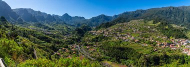 Ünlü Capelinha de Nossa Senhora de Ftima, Sao Vicente, Madeira Adası, Portekiz yakınlarında yaz sabahı manzarası