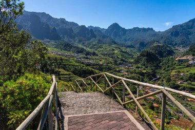 Ünlü Capelinha de Nossa Senhora de Ftima, Sao Vicente, Madeira Adası, Portekiz yakınlarında yaz sabahı manzarası