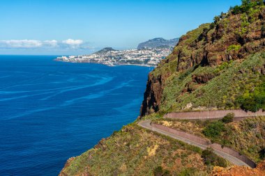 Funchal 'da bir yaz sabahı manzaralı okyanus manzarası. Madeira Adası, Portual.