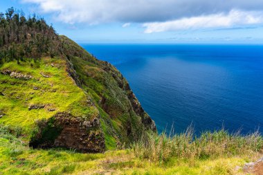 Bir yaz sabahı, Portekiz 'in Madeira adasında Miradouro da Boa Morte' den manzara.