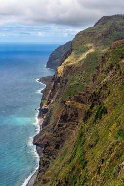 Bir yaz sabahı, Portekiz 'in Madeira adasında Miradouro da Boa Morte' den manzara.