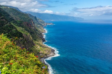Bir yaz sabahı Miradouro da Vigia 'dan manzara manzarası, Sao Jorge, Madeira Adası, Portekiz.