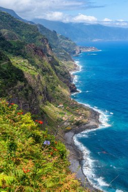 Bir yaz sabahı Miradouro da Vigia 'dan manzara manzarası, Sao Jorge, Madeira Adası, Portekiz.