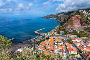 Miradouro de Sao Sebastiao 'dan manzaralı bir yaz sabahı, Madeira Adası, Portekiz.